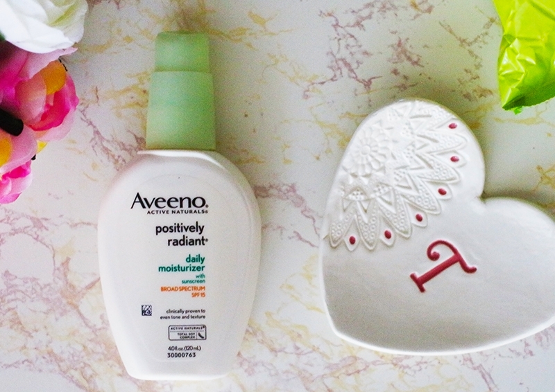 A review of the Aveeno POSITIVELY RADIANT Daily Moisturizer with 15 SPF and the Makeup Removing Wipes on dry sensitive skin. www.growitgirl.com